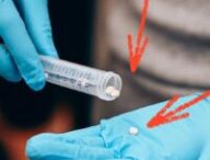 Un tube a essai qui contient les implant osseux CitraBoneQMg // Source : Caleb Craig/Penn State - Modification par Numerama