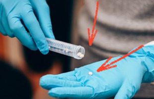 Un tube a essai qui contient les implant osseux CitraBoneQMg // Source : Caleb Craig/Penn State - Modification par Numerama