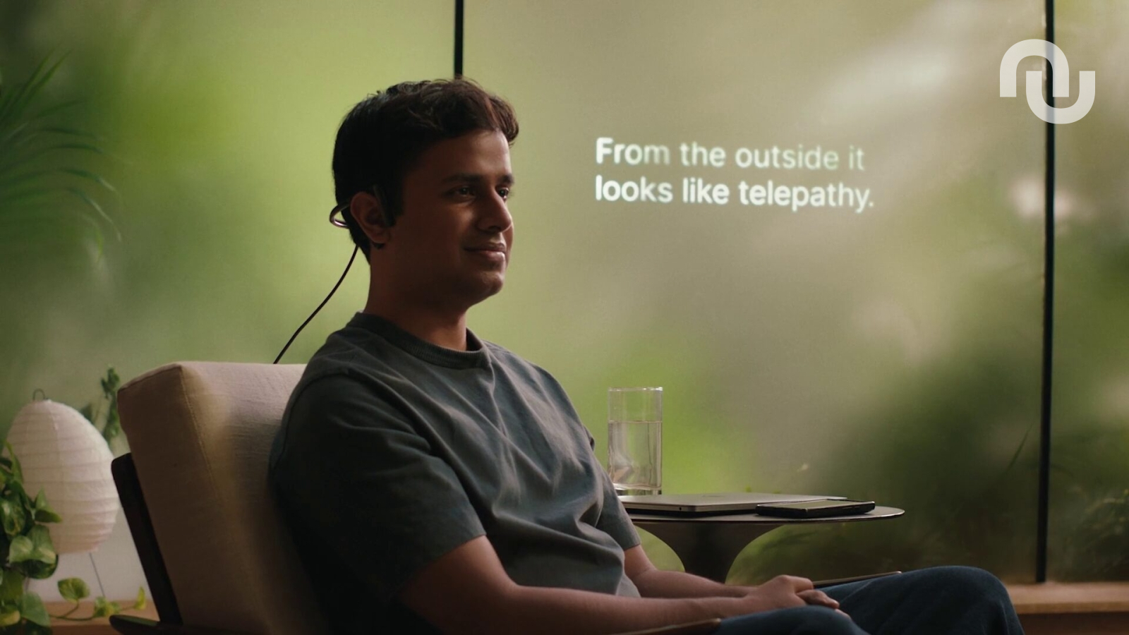 Cet appareil permet de discuter par télépathie, sans puce dans le cerveau