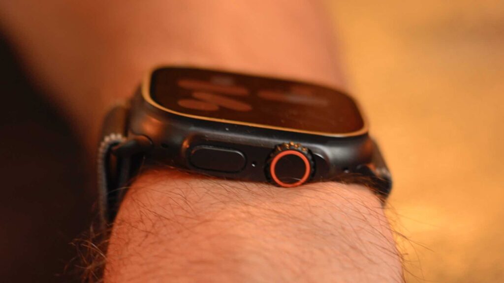 L'Apple Watch Ultra 3 est toujours un gros bébé, qui ne conviendra pas à tous les poignets. // Source : Numerama