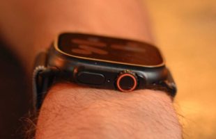 L'Apple Watch Ultra 3 est toujours un gros bébé, qui ne conviendra pas à tous les poignets. // Source : Numerama