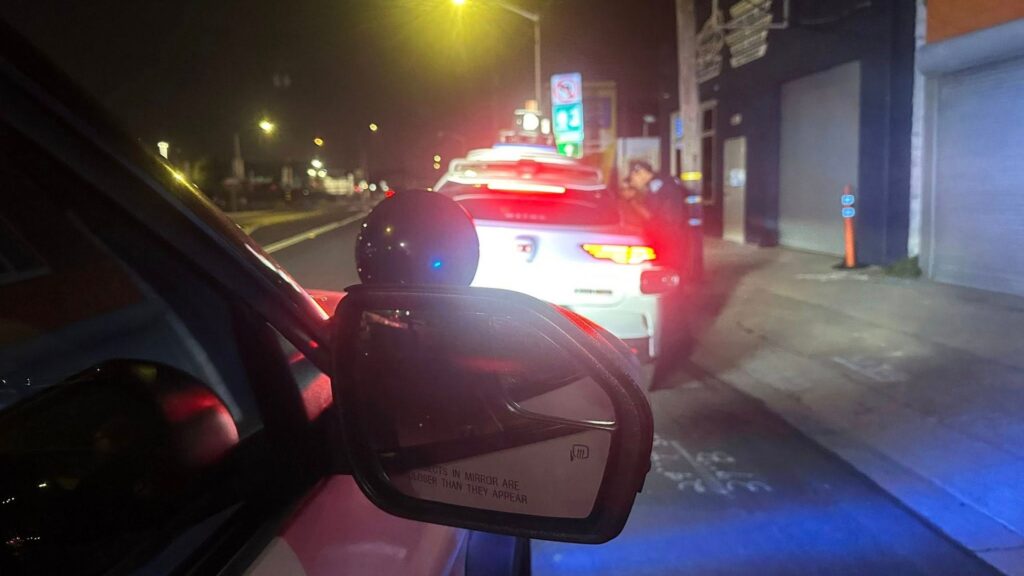 Des policiers de San Bruno en Califonie ont arrêté un taxi autonome de Waymo // Source : Police de San Bruno via Facebook
