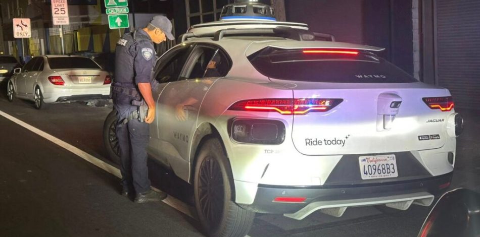 Des policiers de San Bruno en Califonie ont arrêté un taxi autonome de Waymo // Source : Police de San Bruno via Facebook