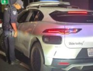 Des policiers de San Bruno en Califonie ont arrêté un taxi autonome de Waymo // Source : Police de San Bruno via Facebook