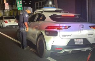 Des policiers de San Bruno en Califonie ont arrêté un taxi autonome de Waymo // Source : Police de San Bruno via Facebook