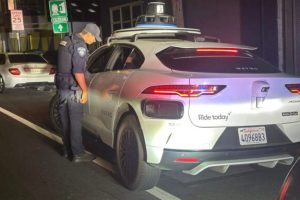Des policiers de San Bruno en Califonie ont arrêté un taxi autonome de Waymo // Source : Police de San Bruno via Facebook Des policiers de San Bruno en Califonie ont arrêté un taxi autonome de Waymo // Source : Police de San Bruno via Facebook
