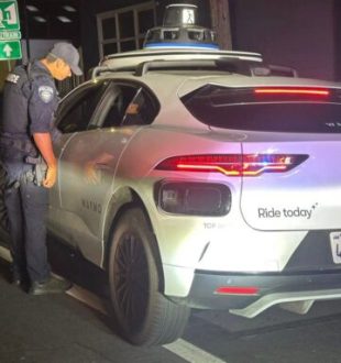 Des policiers de San Bruno en Califonie ont arrêté un taxi autonome de Waymo // Source : Police de San Bruno via Facebook Des policiers de San Bruno en Califonie ont arrêté un taxi autonome de Waymo // Source : Police de San Bruno via Facebook