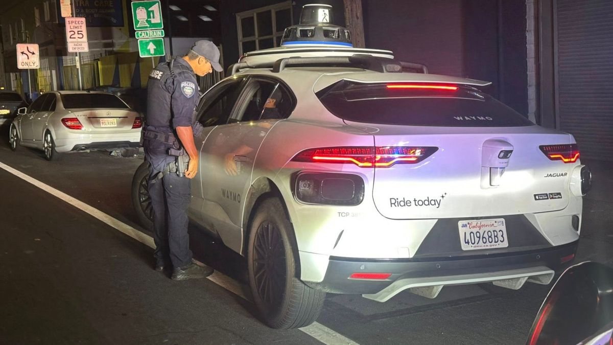 Des policiers de San Bruno en Califonie ont arrêté un taxi autonome de Waymo // Source : Police de San Bruno via Facebook