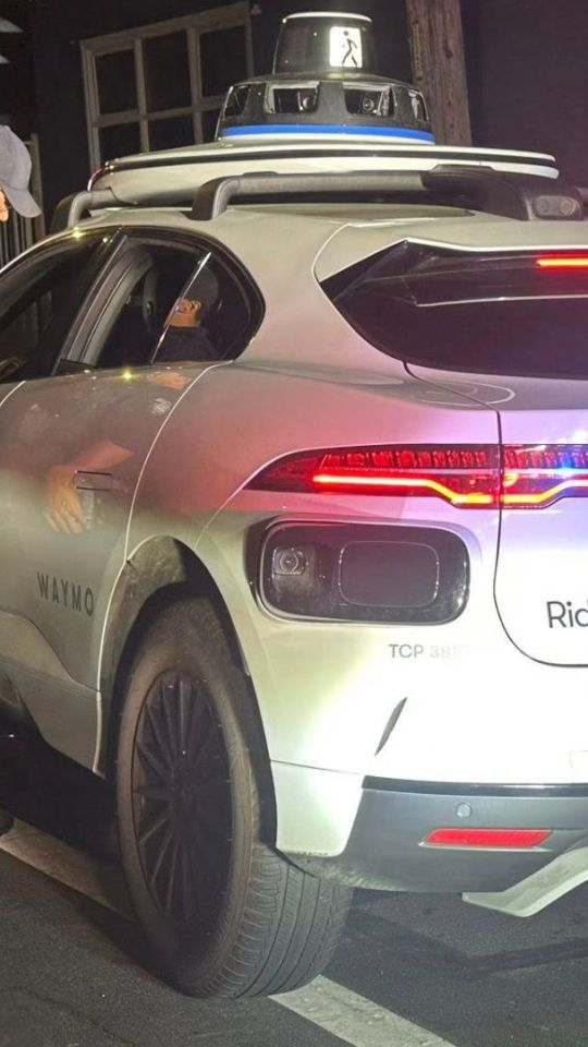 Des policiers de San Bruno en Califonie ont arrêté un taxi autonome de Waymo // Source : Police de San Bruno via Facebook Des policiers de San Bruno en Califonie ont arrêté un taxi autonome de Waymo // Source : Police de San Bruno via Facebook