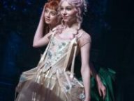 Agnes et Enid lors de la scène de danse, déjà culte // Source : Helen Sloan/Netflix