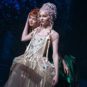 Agnes et Enid lors de la scène de danse, déjà culte // Source : Helen Sloan/Netflix