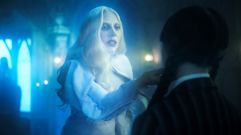 On aperçoit bien ici les véritables plumes du costume de Lady Gaga // Source : Netflix
