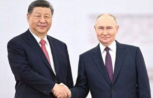 Les deux dirigeants se sont entretenus au Kremlin le 8 mai 2025 dans le cadre des commémorations russes liées à la Seconde guerre mondiale.