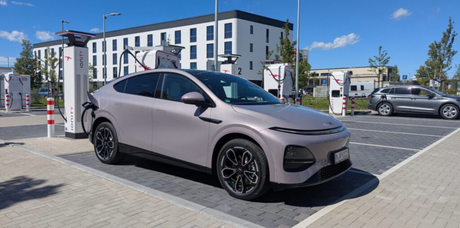 Xpeng G6 et les tests de ses capacités de recharge  // Source : Raphaelle Baut pour Numerama