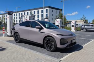 Xpeng G6 et les tests de ses capacités de recharge // Source : Raphaelle Baut pour Numerama Xpeng G6 et les tests de ses capacités de recharge // Source : Raphaelle Baut pour Numerama