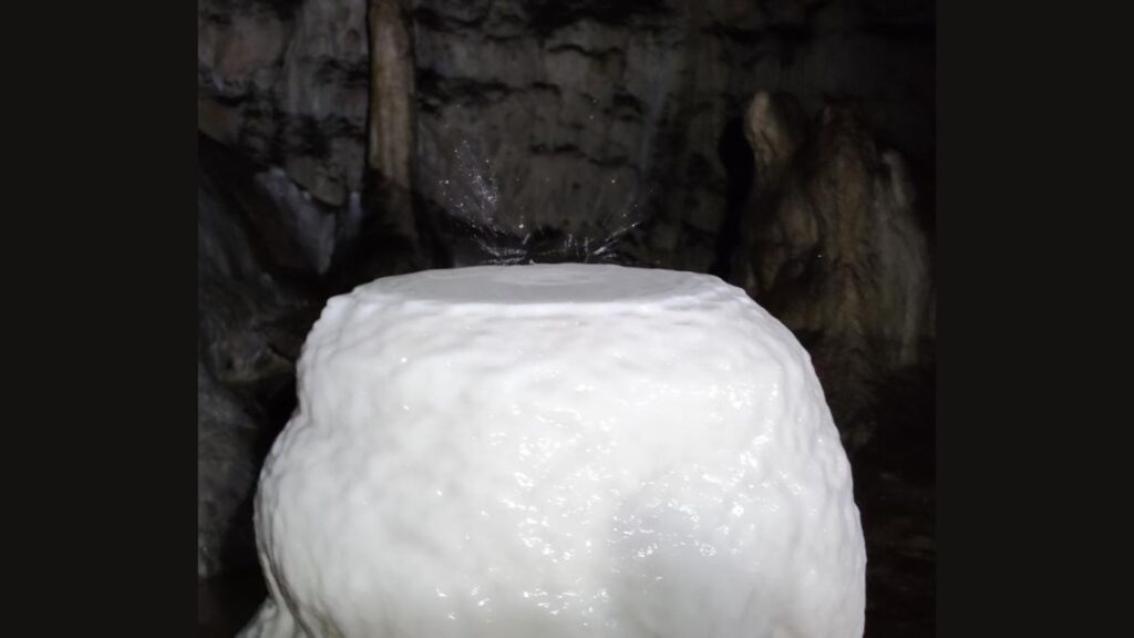 Stalagmite à sommet plat // Source : Matej Lipar Stalagmite à sommet plat // Source : Matej Lipar