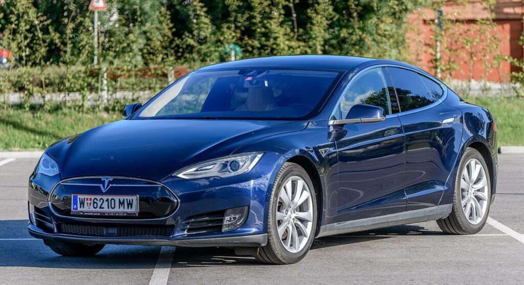 Tesla Model S 70D 2015, bleu nuit // Source : Wikimedia Commons