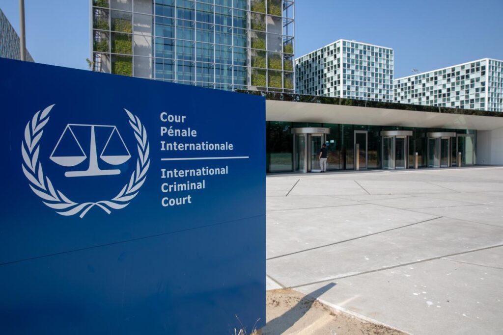 La Cour pénale internationale (CPI) mène des enquêtes et, le cas échéant, juge les personnes accusées des crimes les plus graves qui touchent l’ensemble de la communauté internationale : génocide, crimes de guerre, crimes contre l’humanité et crime d’agression. // Source : CPI La Cour pénale internationale (CPI) mène des enquêtes et, le cas échéant, juge les personnes accusées des crimes les plus graves qui touchent l’ensemble de la communauté internationale : génocide, crimes de guerre, crimes contre l’humanité et crime d’agression. // Source : CPI