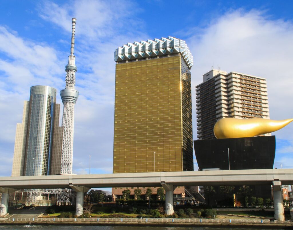 Le siège social du groupe Asahi à Tokyo prend la forme d'un verre de bière // Source : Google Images