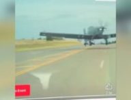 Un conducteur de Tesla a évité un avion en atterrissage d'urgence // Source : Matthew Topchian via TikTok Un conducteur de Tesla a évité un avion en atterrissage d'urgence // Source : Matthew Topchian via TikTok