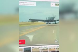 Un conducteur de Tesla a évité un avion en atterrissage d'urgence // Source : Matthew Topchian via TikTok Un conducteur de Tesla a évité un avion en atterrissage d'urgence // Source : Matthew Topchian via TikTok