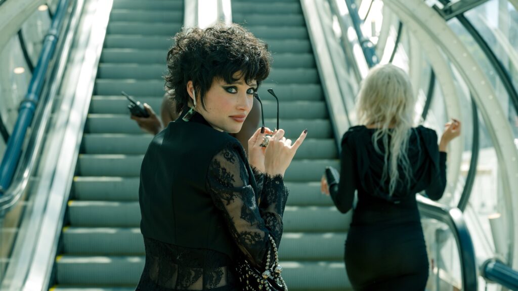 Claire Romain ressemble-t-elle davantage à Liane Foly ou à Alexia de Cat's Eyes ? Le mystère reste entier // Source : Jean-Philippe Baltel / Big Band Story / TF1
