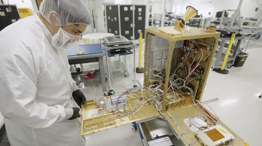 Un ingénieur inspecte le satellite Starcloud-1 dont le lancement est prévu en novembre. // Source : Nvdia / Starcloud Un ingénieur inspecte le satellite Starcloud-1 dont le lancement est prévu en novembre. // Source : Nvdia / Starcloud