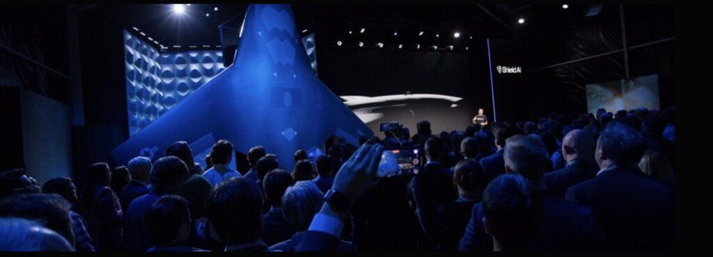 Présentation de la maquette du X-BAT à Washington D.C. le 22 octobre 2025 // Source : ShieldAI Présentation de la maquette du X-BAT à Washington D.C. le 22 octobre 2025 // Source : ShieldAI