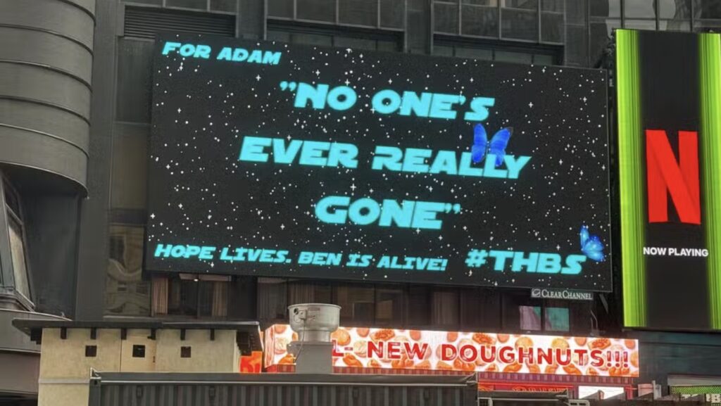 Le panneau publicitaire dédié à Adam Driver et repéré à New York, le 26 octobre 2025 // Source : Collider Le panneau publicitaire dédié à Adam Driver et repéré à New York, le 26 octobre 2025 // Source : Collider