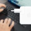 Chargeur Apple 70W // Source : Numerama