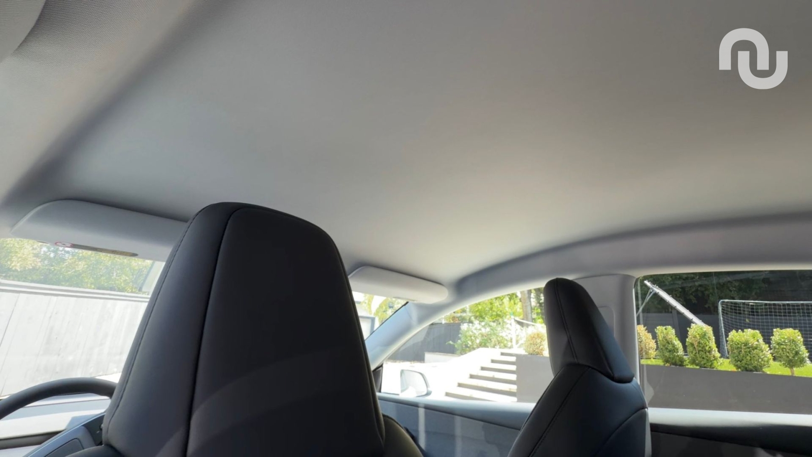 On sait pourquoi le nouveau Tesla Model Y Standard a un toit vitré fermé à...