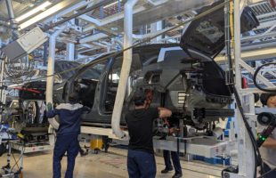 Production du Citroën C5 Aircross à l'usine de Rennes // Source : Raphaelle Baut pour Numerama