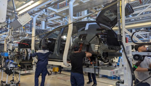 Production du Citroën C5 Aircross à l'usine de Rennes // Source : Raphaelle Baut pour Numerama