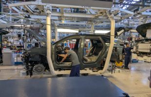 Production du Citroën C5 Aircross à l'usine de Rennes // Source : Raphaelle Baut pour Numerama Production du Citroën C5 Aircross à l'usine de Rennes // Source : Raphaelle Baut pour Numerama
