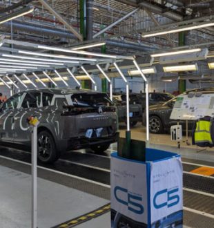 Production du Citroën C5 Aircross à l'usine de Rennes // Source : Raphaelle Baut pour Numerama Production du Citroën C5 Aircross à l'usine de Rennes // Source : Raphaelle Baut pour Numerama