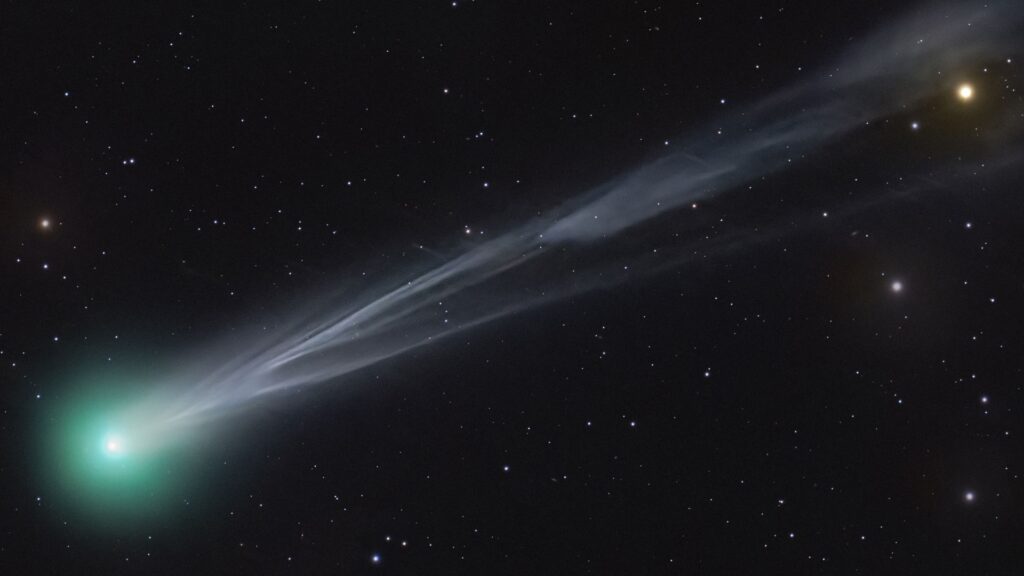La comète Lemmon. // Source : APOD, Victor Sabet & Julien De Winter (image recadrée) La comète Lemmon. // Source : APOD, Victor Sabet & Julien De Winter (image recadrée)