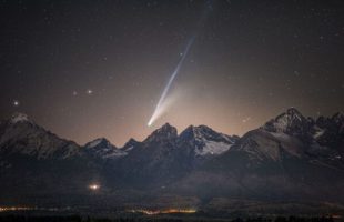 La comète Lemmon. // Source : APOD, Tomáš Slovinský & Constantine Themelis (photo recadrée)
