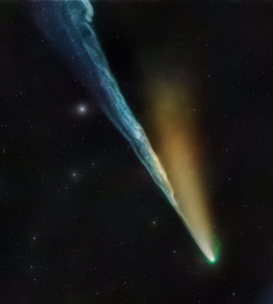 La comète Lemmon et sa superbe queue colorée. // Source : Via X @AJamesMcCarthy La comète Lemmon et sa superbe queue colorée. // Source : Via X @AJamesMcCarthy