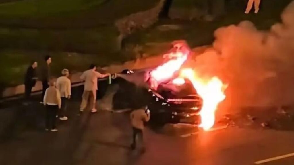 Des automobilistes ont essayé d'intervenir sans succès // Source : 163.com Des automobilistes ont essayé d'intervenir sans succès // Source : 163.com