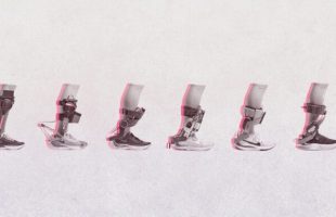 Le projet Amplify de Nike est « le premier système de chaussures motorisées au monde pour la course et la marche », selon l'entreprise.  // Source : Nike 