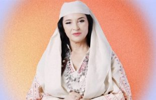 Diella -- dont le nom vient du mot albanais Diellë signifiant « Soleil » -- a d’abord été lancée début 2025. // Source : kryeministria.al Diella -- dont le nom vient du mot albanais Diellë signifiant « Soleil » -- a d’abord été lancée début 2025. // Source : kryeministria.al