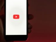 YouTube a annoncé une série de fonctionnalités le 29 octobre 2025.  // Source : Numerama / Canva YouTube a annoncé une série de fonctionnalités le 29 octobre 2025.  // Source : Numerama / Canva