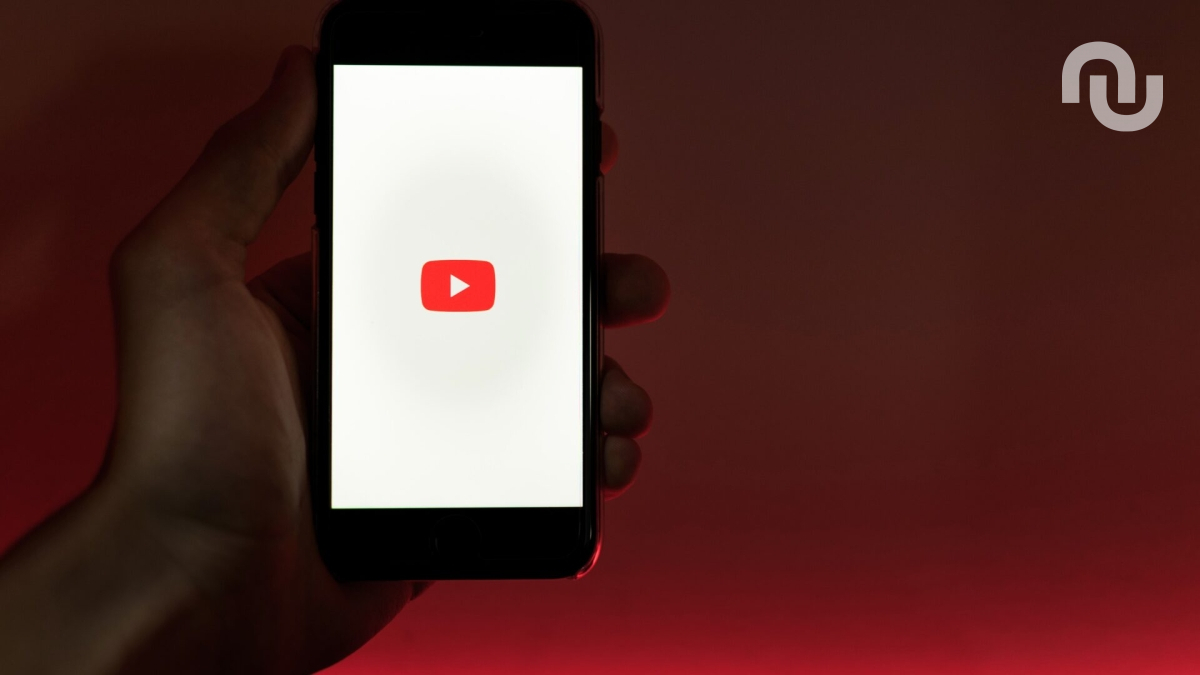 YouTube a annoncé une série de fonctionnalités le 29 octobre 2025.  // Source : Numerama / Canva YouTube a annoncé une série de fonctionnalités le 29 octobre 2025.  // Source : Numerama / Canva