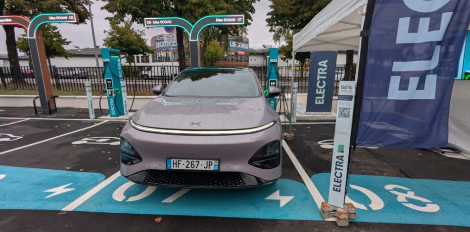 Nouvelles bornes 600 Kw du réseau Electra testé avec Xpeng // Source : Raphaelle Baut pour Numerama