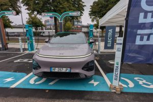 Nouvelles bornes 600 Kw du réseau Electra testé avec Xpeng // Source : Raphaelle Baut pour Numerama