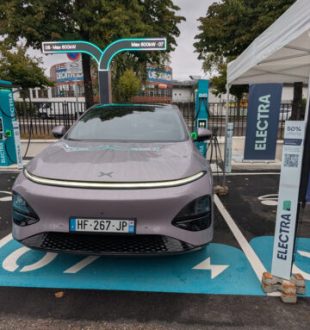 Nouvelles bornes 600 Kw du réseau Electra testé avec Xpeng // Source : Raphaelle Baut pour Numerama