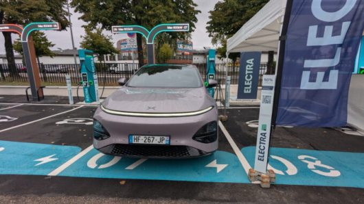 Nouvelles bornes 600 Kw du réseau Electra testé avec Xpeng // Source : Raphaelle Baut pour Numerama
