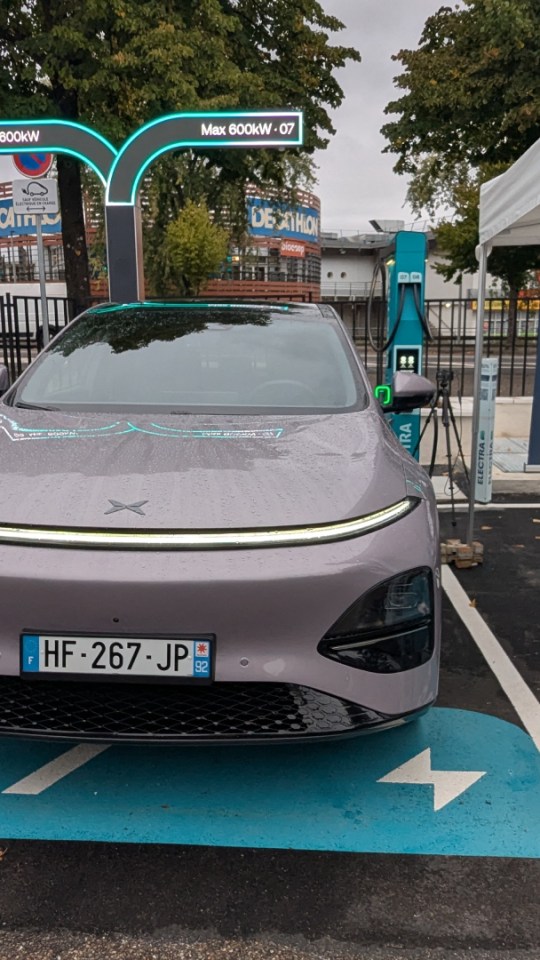 Nouvelles bornes 600 Kw du réseau Electra testé avec Xpeng // Source : Raphaelle Baut pour Numerama