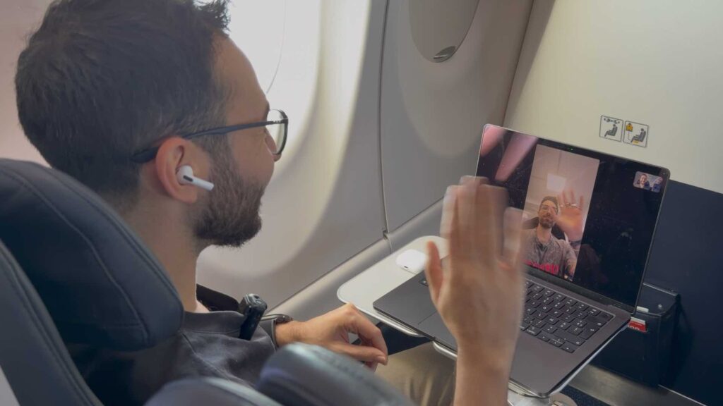 Un FaceTime dans un avion en l'air : c'est possible avec Starlink, sans aucune déconnexion. // Source : Numerama Un FaceTime dans un avion en l'air : c'est possible avec Starlink, sans aucune déconnexion. // Source : Numerama