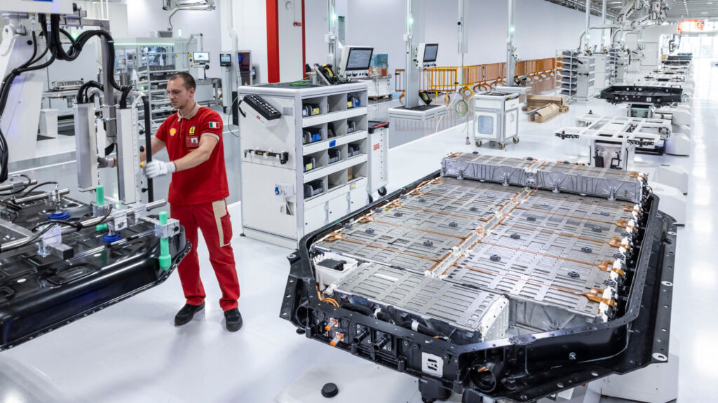 Ferrari Elettrica : assemblage batterie // Source : Ferrari Ferrari Elettrica : assemblage batterie // Source : Ferrari